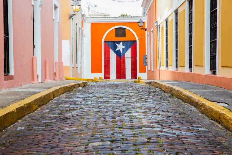 Bandeira de Porto Rico em uma das ruas de San Juan