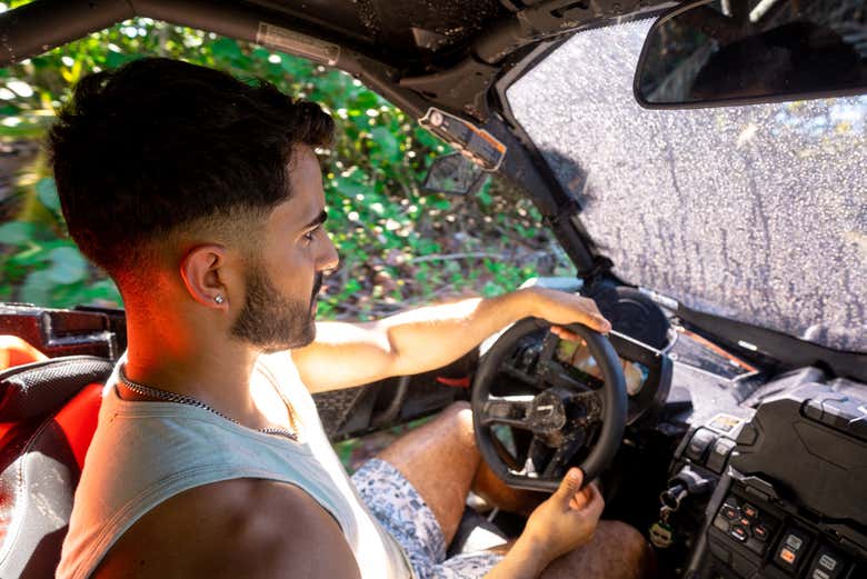 Dirigindo o buggy todo-o-terreno por San Juan