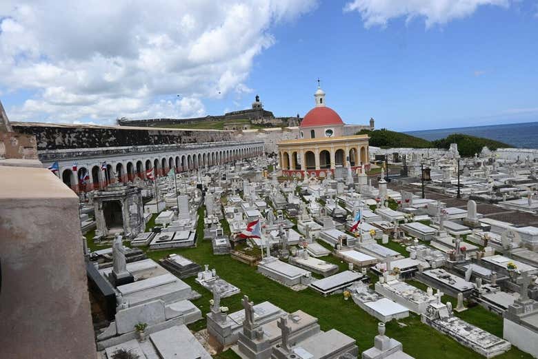Vista de un viejo cementerio en San Juan