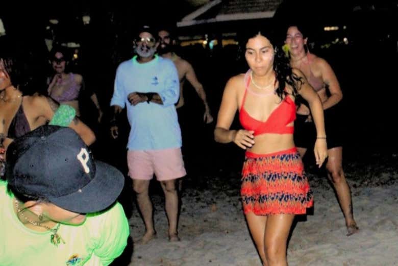 Aprendiendo pasos de salsa bajo el cielo estrellado