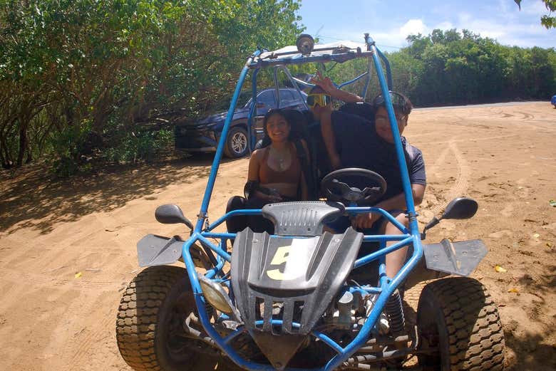 O buggy na praia de Piñones