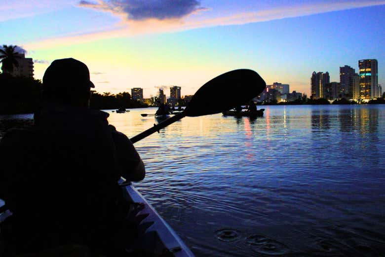 Admirando el reflejo de la ciudad mientras cae la noche