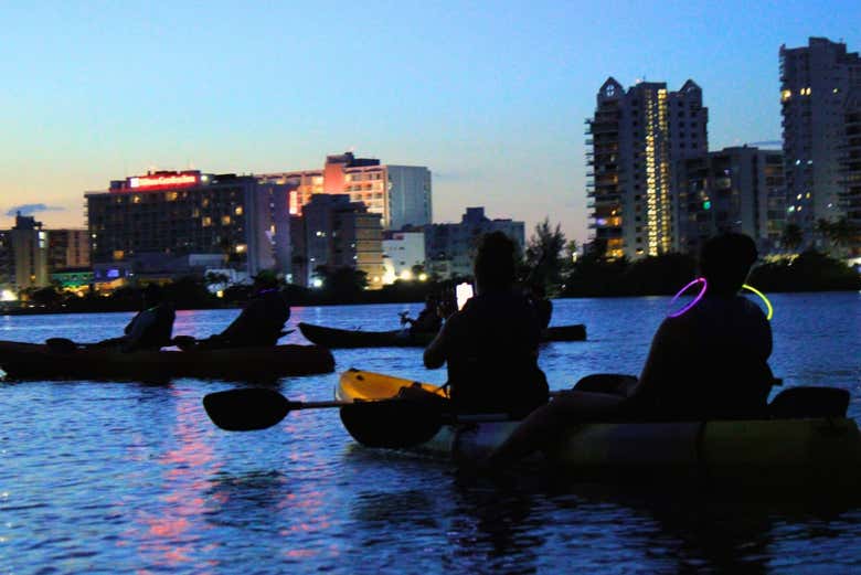 Contemplando San Juan iluminado desde el kayak