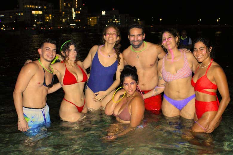 Disfrutando del ambiente nocturno en la laguna