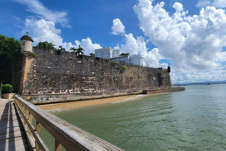 Vista de los muros del Castillo de San Felipe