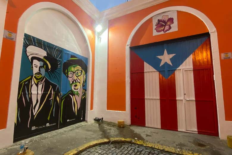 La bandera de Puerto Rico y un mural en los edificios