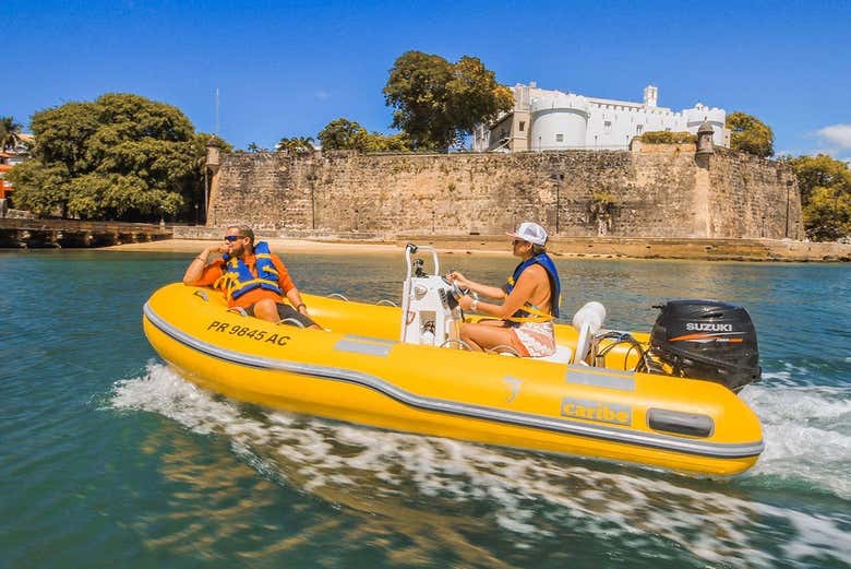 Conduite de bateau à moteur à San Juan