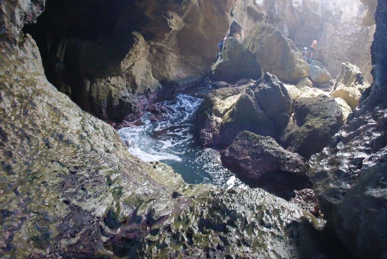 Une piscine naturelle à l'intérieur de la grotte