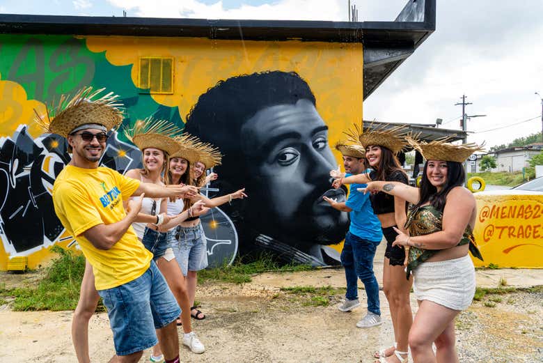 Foto de recuerdo en el mural de Bad Bunny