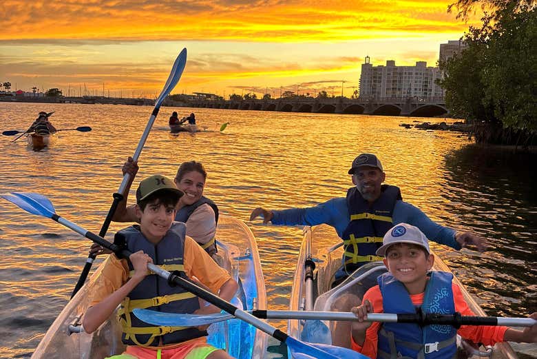 Viendo la puesta de sol en el tour al atardecer