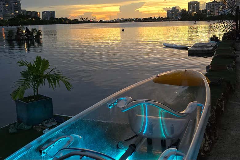 Kayak con luces led en el tour nocturno