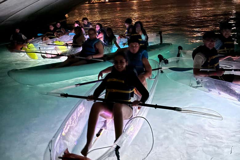 Disfrutando de la experiencia en un kayak transparente