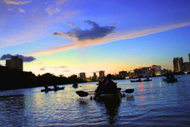 Surcando las aguas del Condado al atardecer