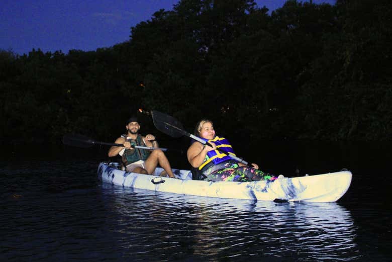 Navegando por la laguna durante la noche