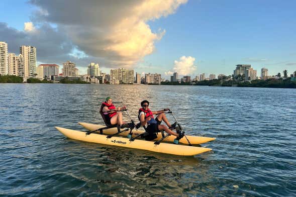 Tour en bicicleta acuática por la laguna del Condado