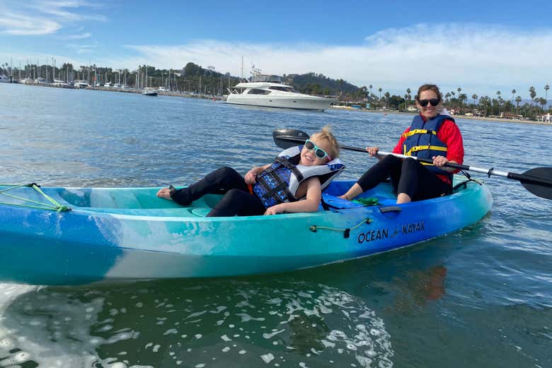 Paseando en kayak en familia
