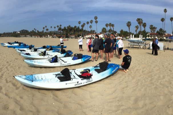 Kayaks en la playa de Santa Bárbara