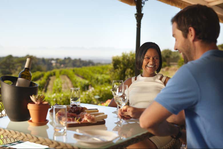 Disfrutando de un delicioso aperitivo entre viñedos