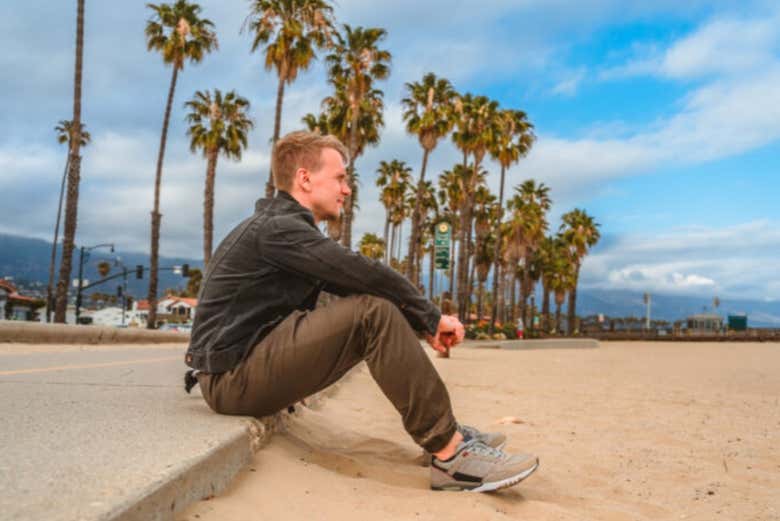 Un chico contemplando la playa de Santa Bárbara
