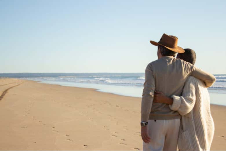 Una pareja en una playa desierta