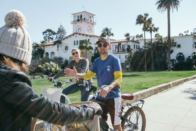 Con las bicis junto a Santa Barbara County Courthouse