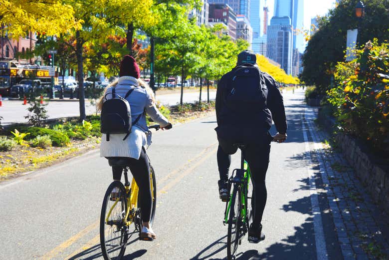 Una pareja recorriendo Santa Mónica en bicicleta