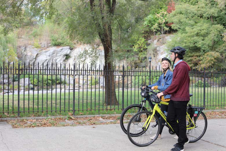 Disfrutando de un parque de Santa Mónica en bicicleta