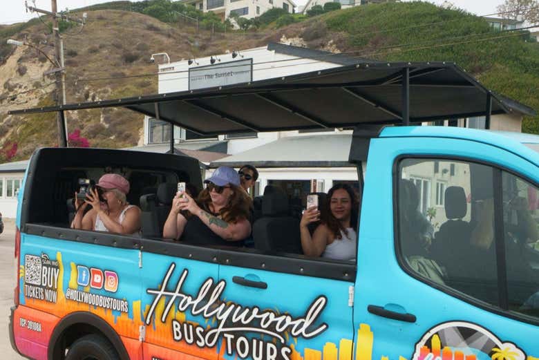 Podréis hacer fotos desde un minibús descapotable