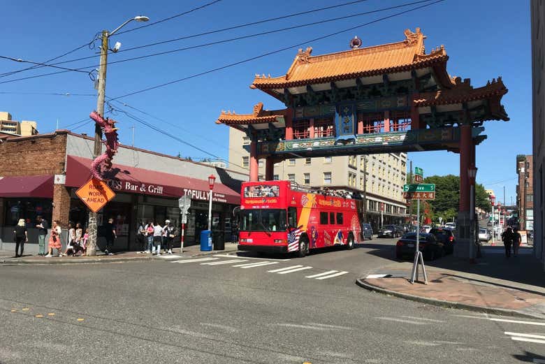 Autobús pasando por Chinatown