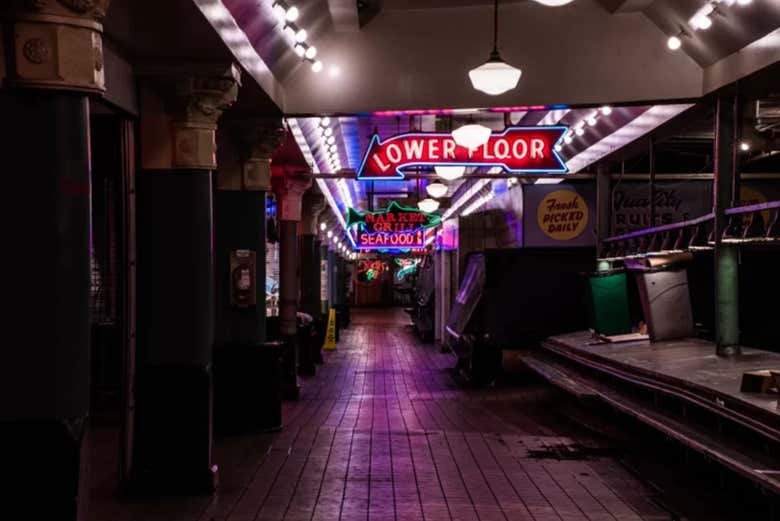 O mercado vazio durante a noite