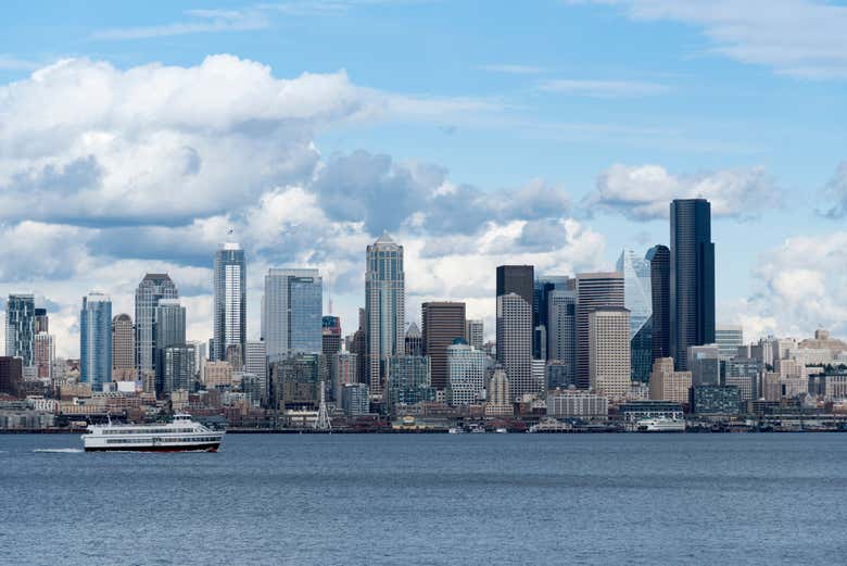 Um cruzeiro navegando pela baía de Seattle
