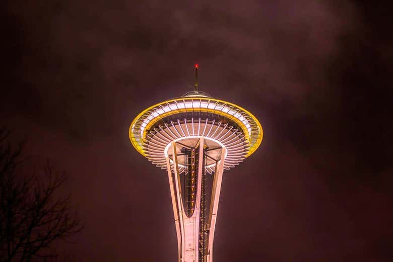 El Space Needle iluminado por la noche
