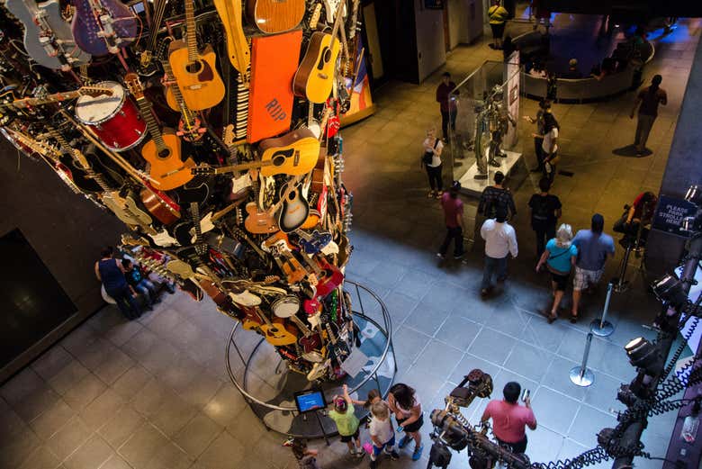 Exposição de guitarras no Museu da Cultura Pop