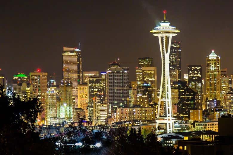 Vista panorâmica da Space Needle iluminada à noite