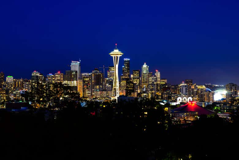 Miles de luces iluminan Seattle al caer la noche