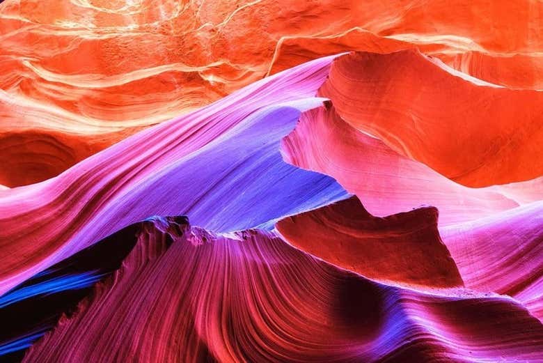 Be captivated by the light and colors!