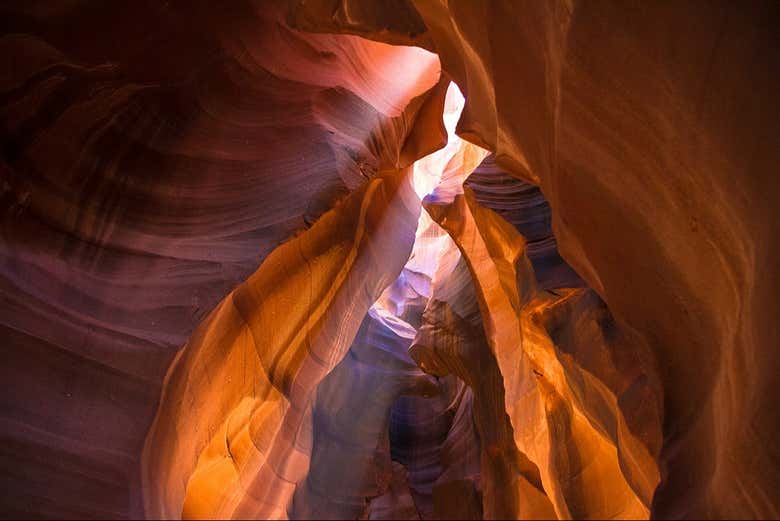 La luz entrando a través de las aberturas del Cañón del Antílope