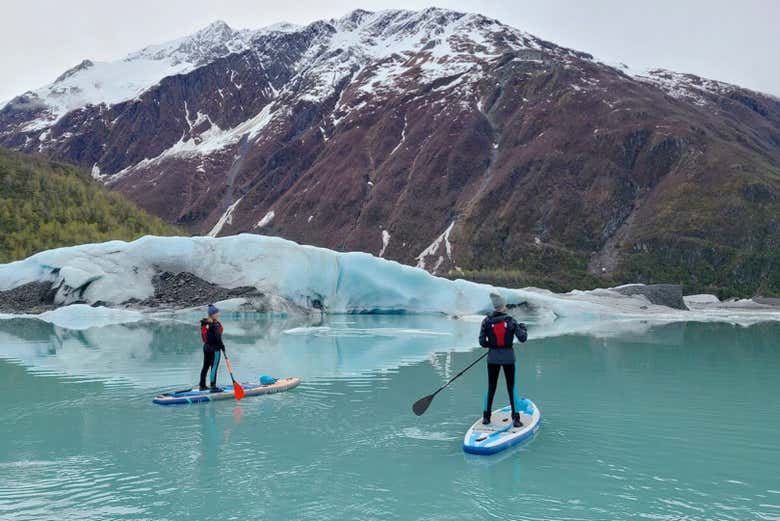 Haciendo paddleboard entre icebergs