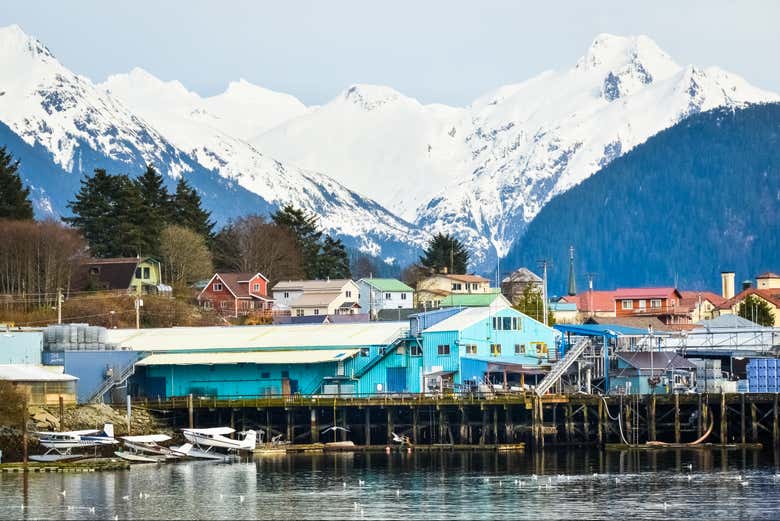 Vistas del puerto de Sitka y sus montañas nevadas
