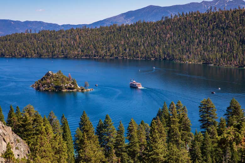 Vistas aéreas del impresionante lago Tahoe