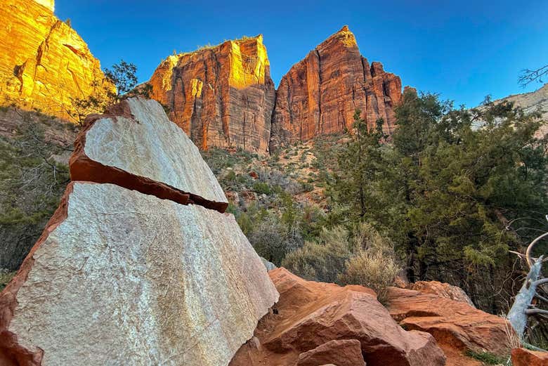 Vista de los picos desde el sendero Emerald Pools Trail
