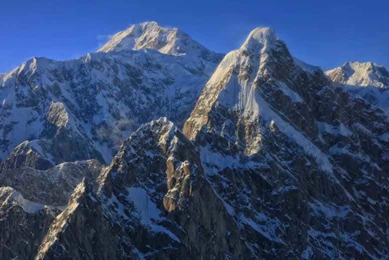 Los picos nevados de la cordillera de Alaska