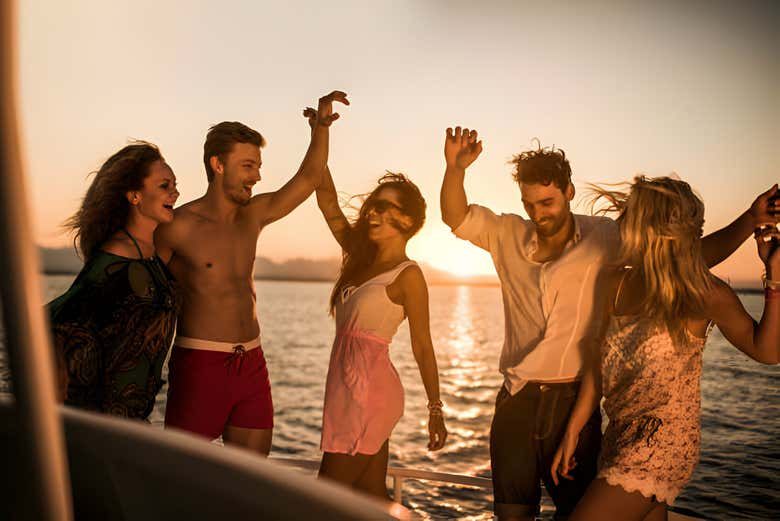 Bailando en el barco al atardecer