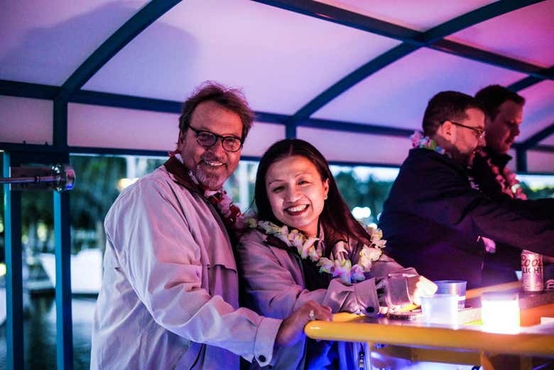 Una pareja en la fiesta del barco al atardecer