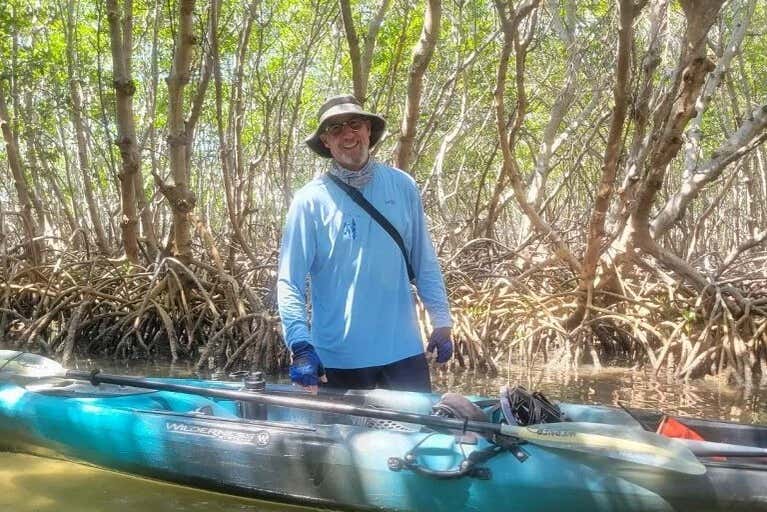 El monitor que nos acompañará durante la actividad de kayak