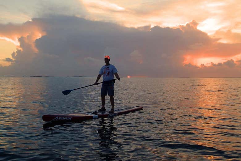 Paddle surf al tramonto