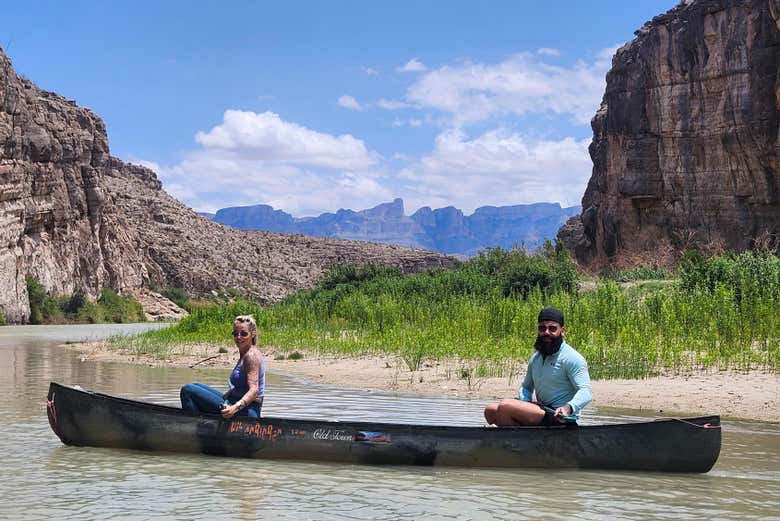 Un couple profite d'une excursion en canoë