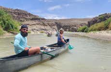 Caiaque ou canoa no rio Grande