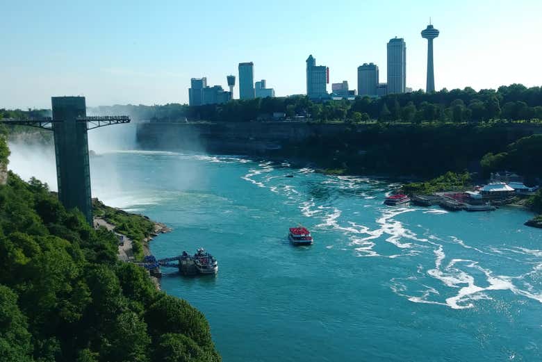 O barco Maid of the Mist nas águas do Niágara
