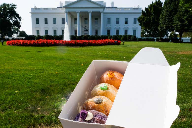 Une boîte de donuts fourrés devant la Maison Blanche